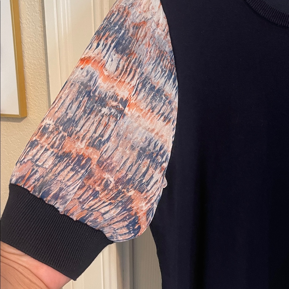 DKNY  dark Blue  Top with Multicolor Sleeves size Xl - Picture 3 of 9